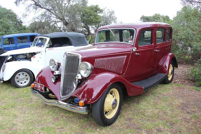 1280px-1934_Ford_Model_40A_Sedan_(161716