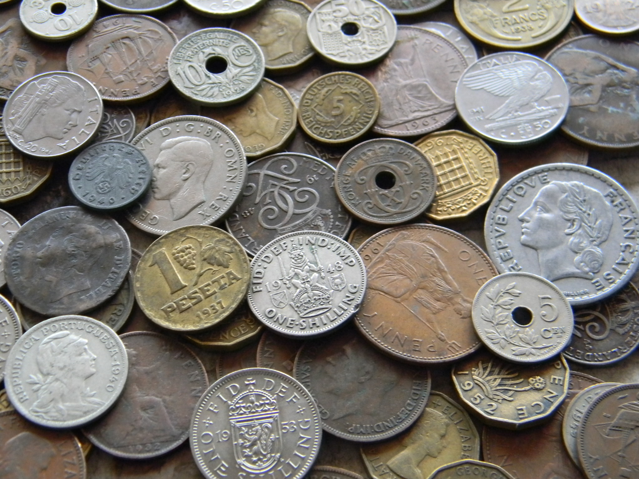 Купить старые монеты. Старинные монеты. Антиквариат старинные монеты. Старинные монетки. Старые древние монеты.